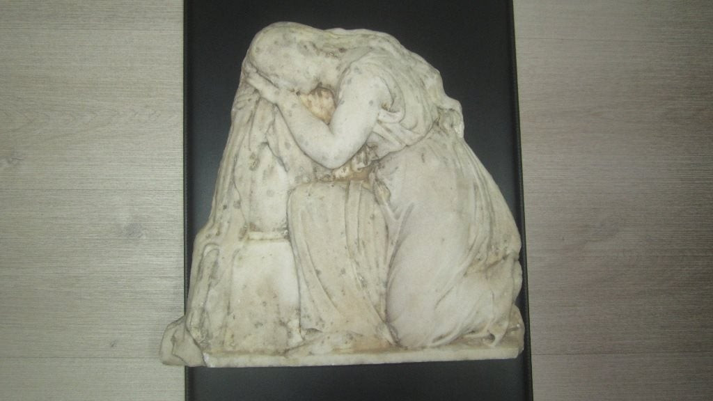 Αυτή είναι η μαρμάρινη πλάκα που βρέθηκε στο αυτοκίνητο των αρχαιοκάπηλων – Εικόνες, βίντεο